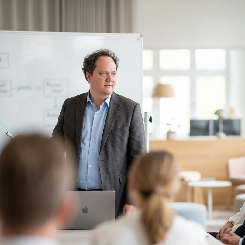 Thomas Wisten håller en AI-workshop för företagsledare